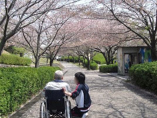 車椅子で散歩する二人