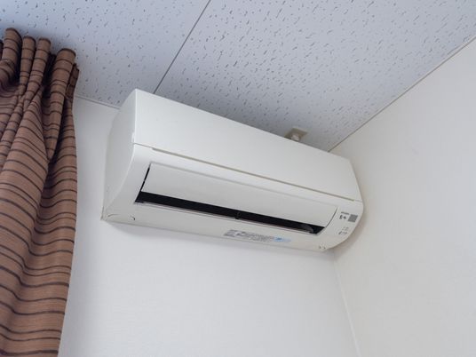 壁掛けエアコンのクローズアップ