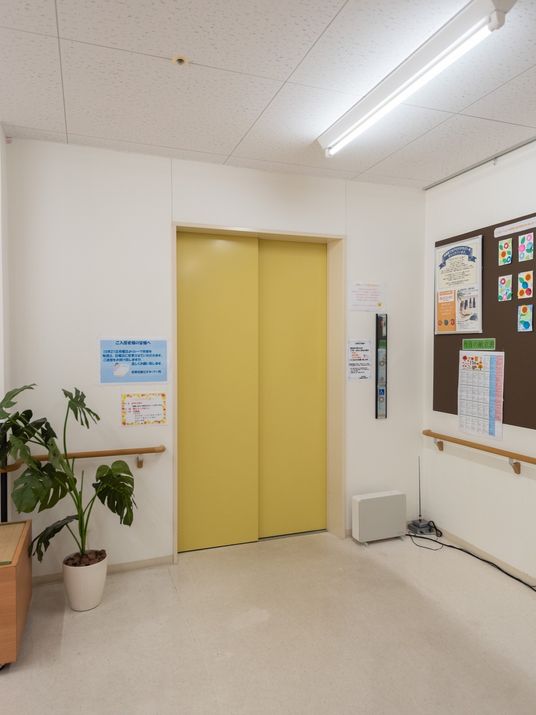 黄色い扉の壁面