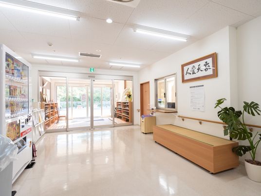 清潔で広々としたエントランス