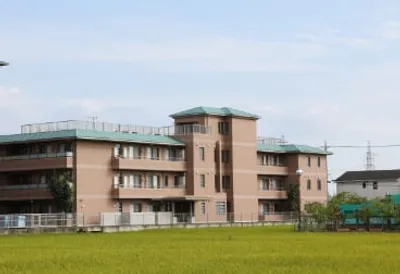 広々とした建物外観