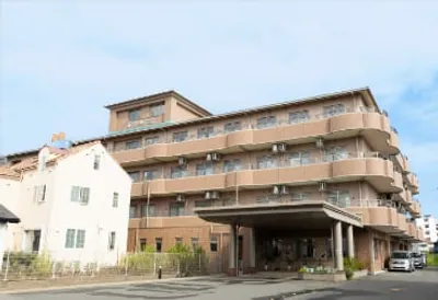 優しい色合いの建物外観