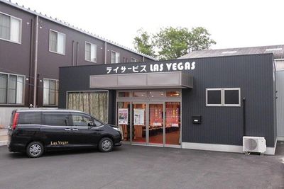 黒い外観の建物前