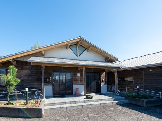 木造の外観の建物