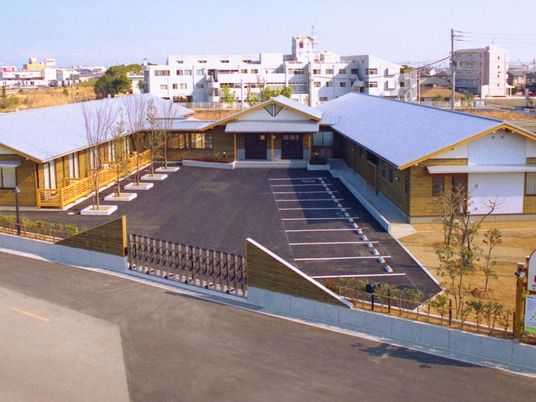 明るい外観の施設外観