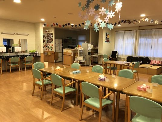 明るい部屋のダイニングルーム  