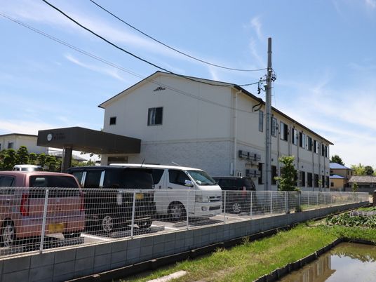 施設外観の明るい日中