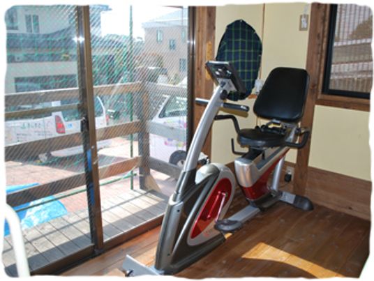 明るい光が差し込む部屋