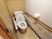 手すり付きのトイレ空間