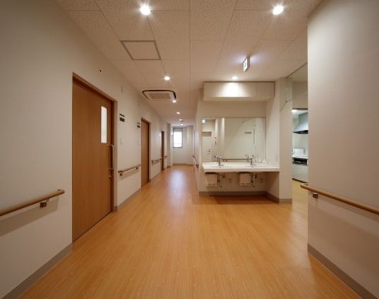 清潔感ある広々とした廊下