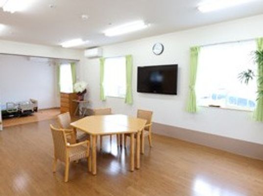 自然光が入る明るい部屋