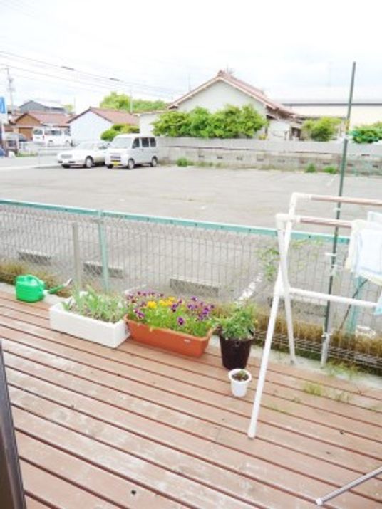 花壇付きの木製テラス