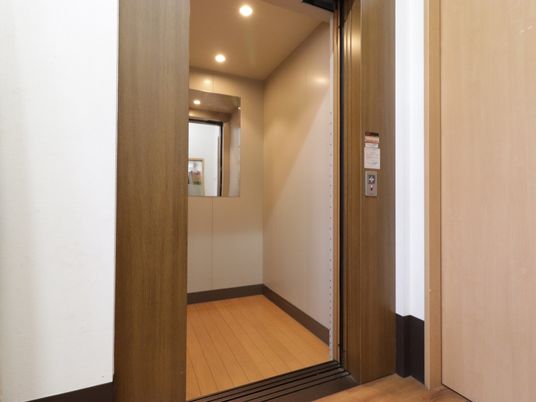 開いたエレベーターの扉