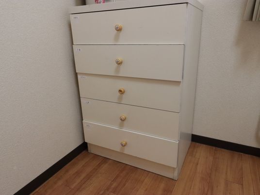 シンプルな木製チェスト