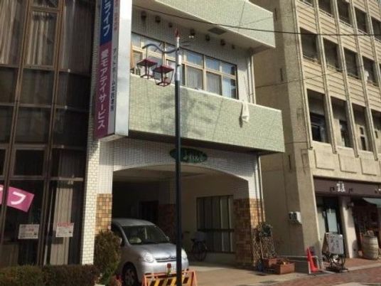 明るい建物のエントランス