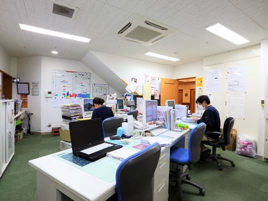 仕事中のスタッフの執務室