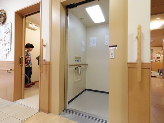 廊下と部屋のドア
