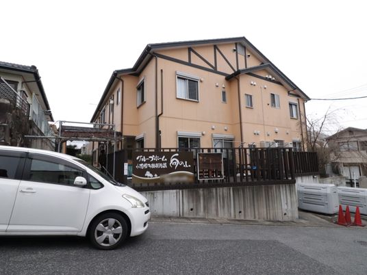 茶色い外観の建物