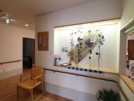 廊下の掲示物と椅子