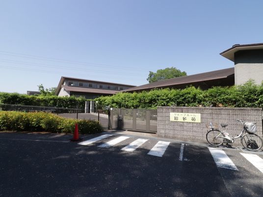 施設外観と入り口ゲート