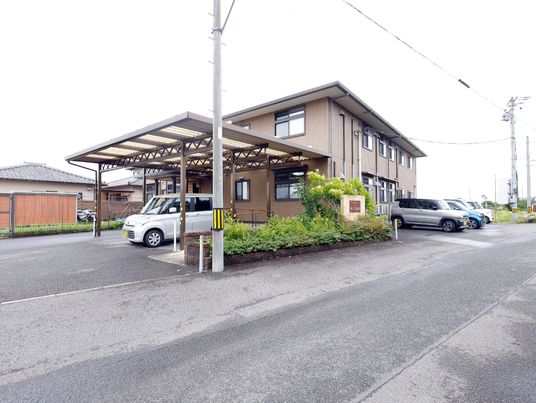 明るい外観の建物エントランス