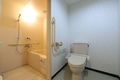 シャワーと便器の位置が確認できる空間