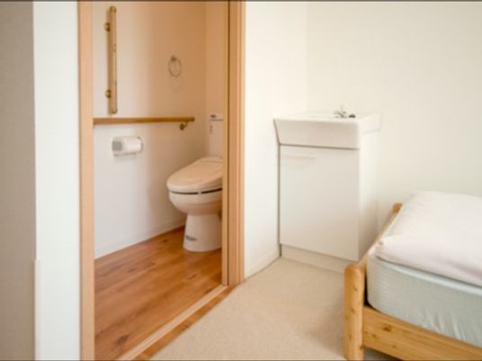 居室のトイレと洗面台