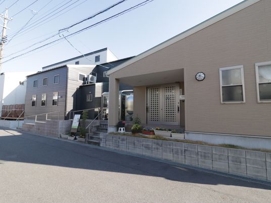 外観の日中の施設