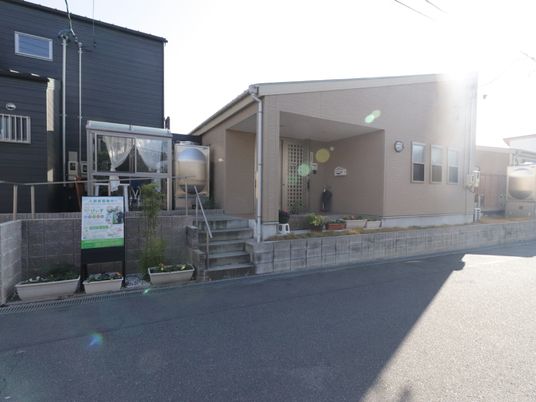 日中の外観