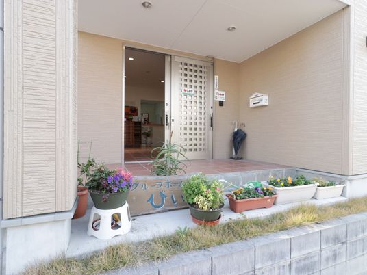 入口付近の緑ある外観