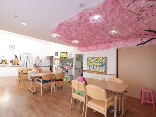 桜のデコレーションが施された共有空間