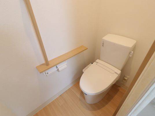 手すり付きトイレの内観