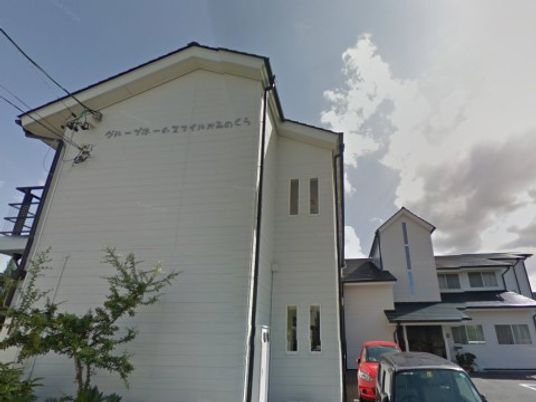 白壁の建物の外観