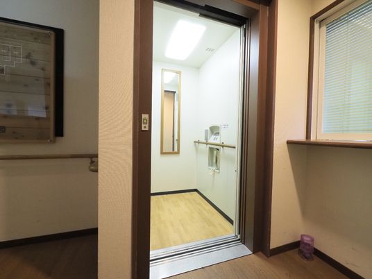 廊下とエレベーターの入口