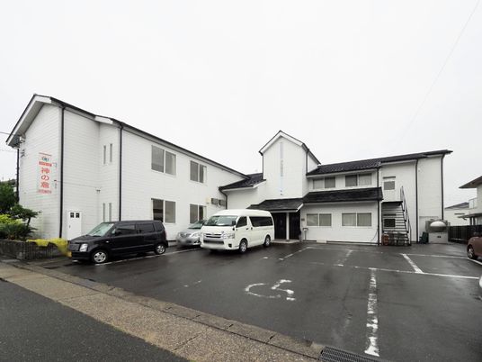 白い建物の外観