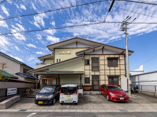 清潔感のある建物正面