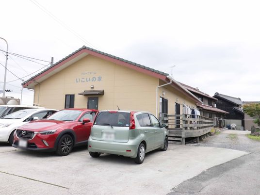 イエローの建物エクステリア