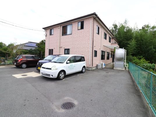 ピンクの壁の建物外観