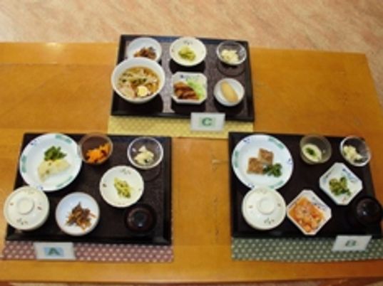 多彩な料理の食堂