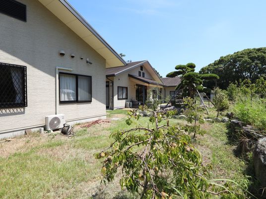 庭付き施設の外観