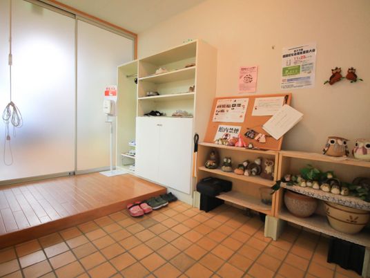 玄関のスリッパ棚と掲示物