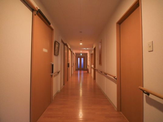 手すり付きの明るい廊下