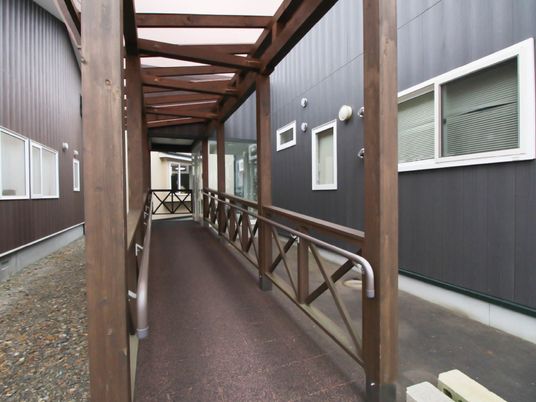 手すり付きの安全な廊下