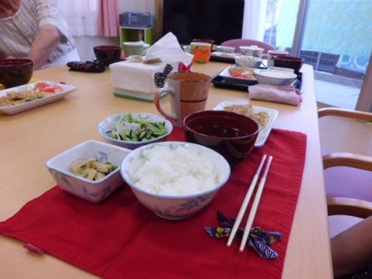 食事の準備が整った食堂