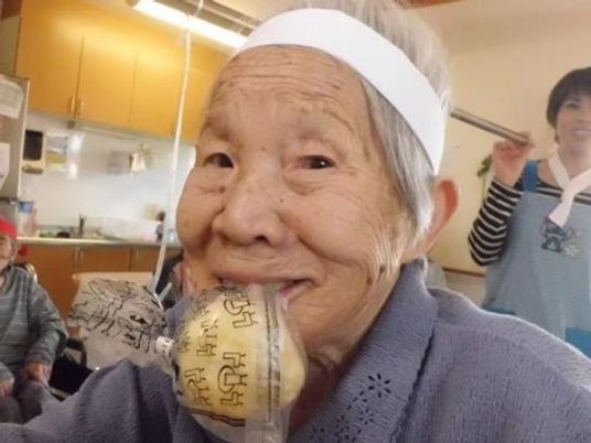 高齢女性のにっこり笑顔