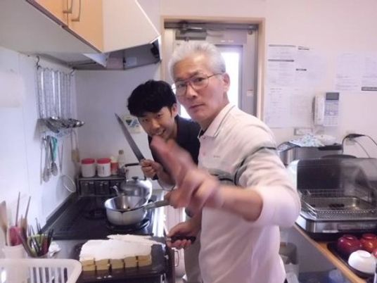 笑顔のスタッフとキッチン