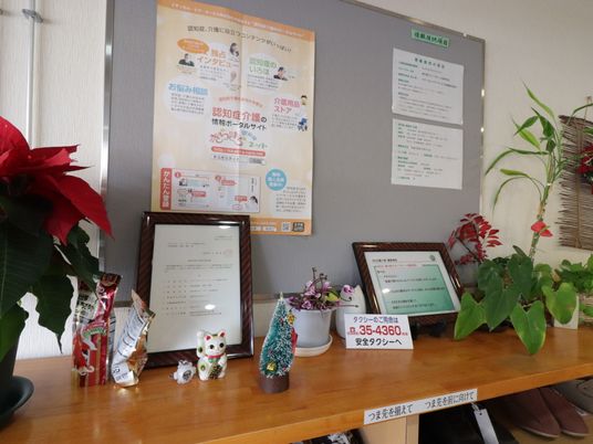 掲示物と装飾のある棚