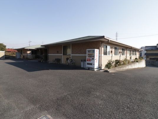 平屋建ての施設外観