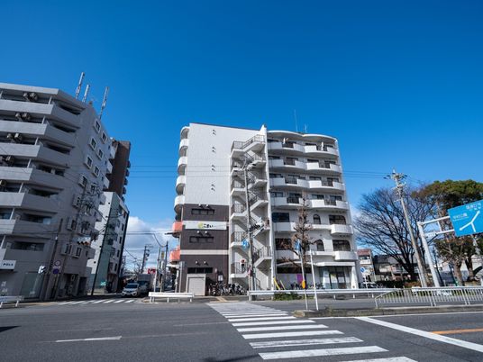 都市の角にある白い建物