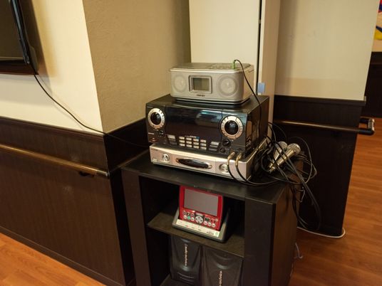 オーディオ機器のある棚
